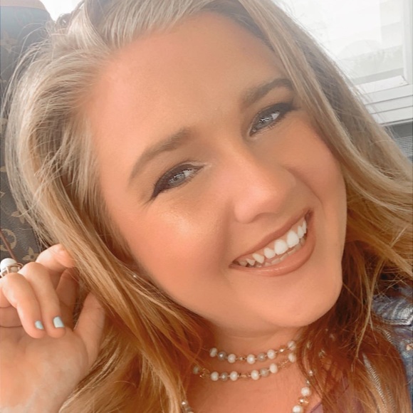 Meet your Posher, Kristen - Picture 1 of 1